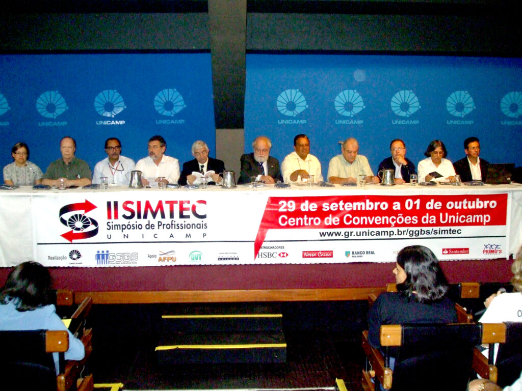 Reitoria e coordenadores do SimTec abrem as atividades do II SimTec. A edição histórica garantiu a conquista da inserção do evento no calendário bianual da instituição.